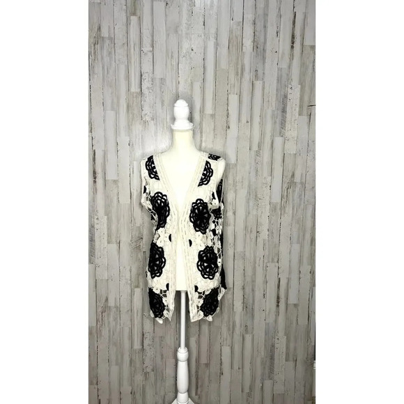 NWT House Of Harlow 1960 Women's Ivory Floral Crochet Open Front Vest - One Size - Picture 1 of 6